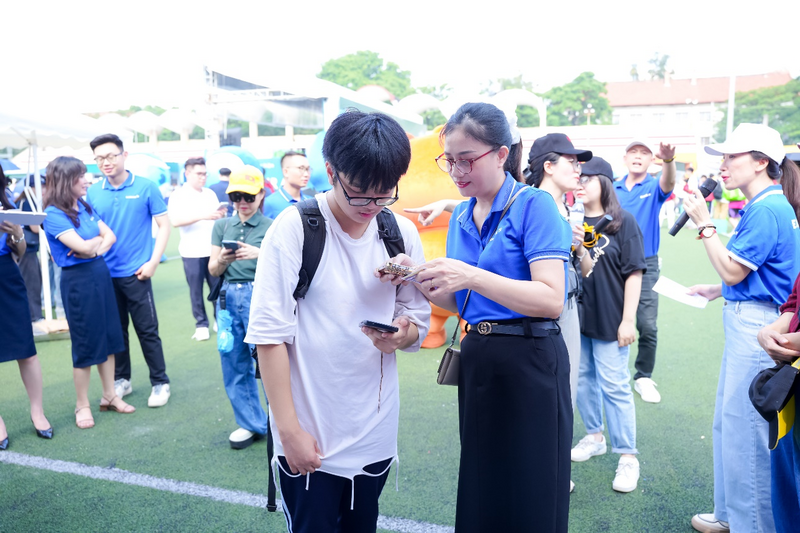 Đội ngũ nhân viên Eximbank - những “đại sứ thương hiệu” thân thiện, nhiệt tình tại sự kiện.