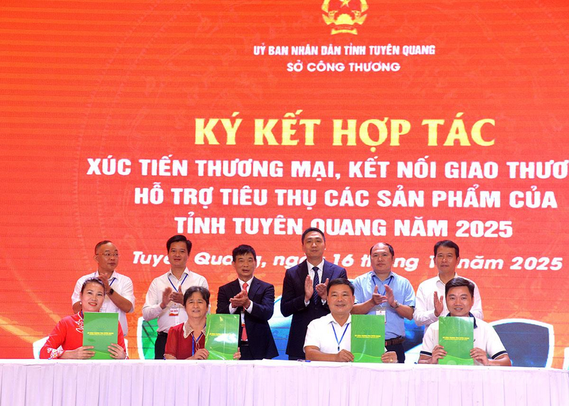 Ký kết hợp tác thúc đẩy tiêu thụ sản phẩm (Ảnh: Báo Tuyên Quang)