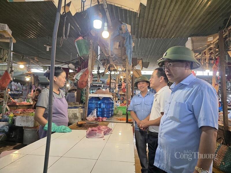 Lực lượng chức năng tăng cường kiểm tra, kiểm soát, đảm bảo không để thực phẩm bẩn xâm nhập thị trường. Ảnh: Trọng Tùng