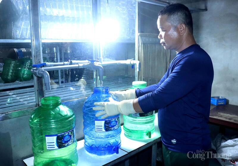Cựu chiến binh xã miền núi A Vương Alăng Bia khởi nghiệp với hệ thống nước uống tinh khiết đóng chai