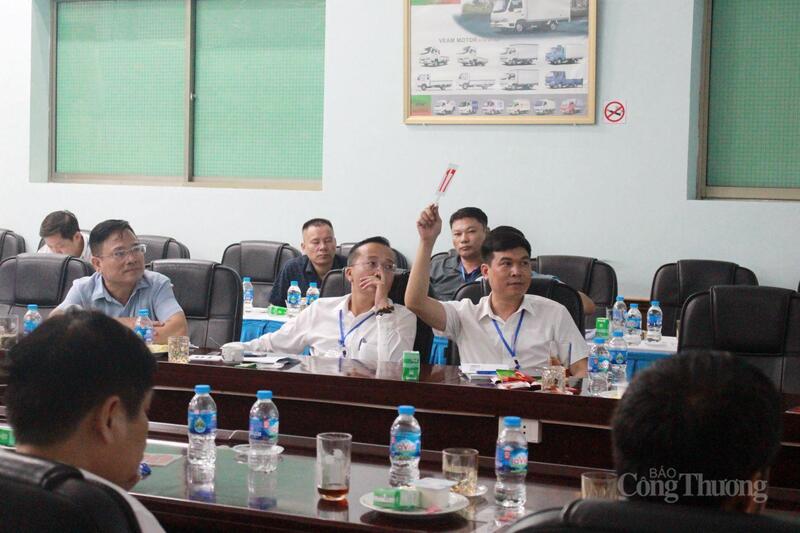 Khách hàng tham gia phiên đấu giá ngày 17.10