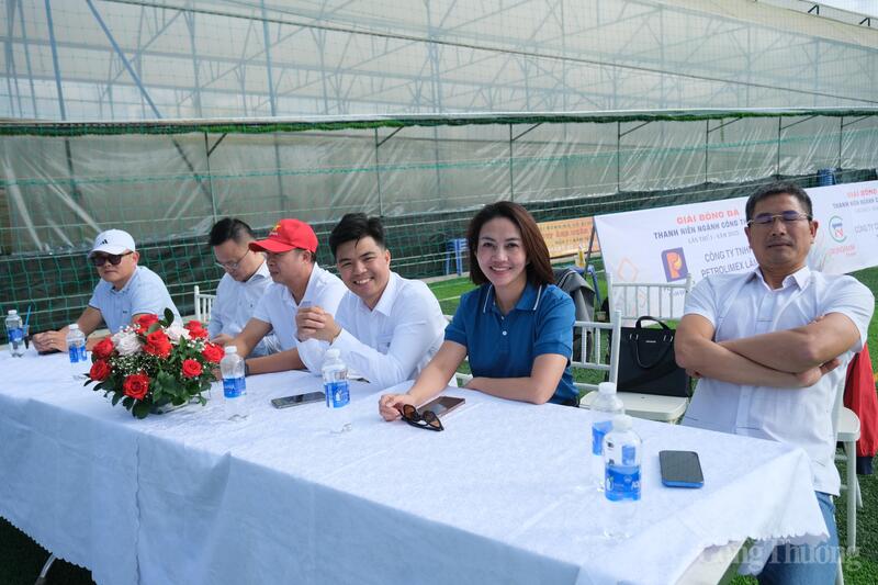 Các đại biểu dự Lễ khai mạc giải bóng đá Thanh niên ngành Công Thương tỉnh Lâm Đồng năm 2025. Ảnh: Lê Sơn