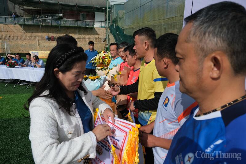 Bà Cao Thị Thanh, Phó Giám đốc Sở Công Thương trao cờ lưu niệm cho các đội bóng tham dự giải. Ảnh: Lê Sơn