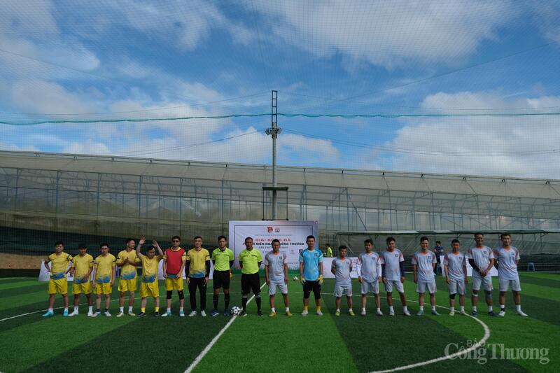 Đội bóng Sở Công Thương tỉnh Lâm Đồng (đồ vàng) và đội bóng Công ty xăng, dầu Petrolimex tỉnh Lâm Đồng (đồ trắng) mở màn trận khai mạc giải. Ảnh: Lê Sơn