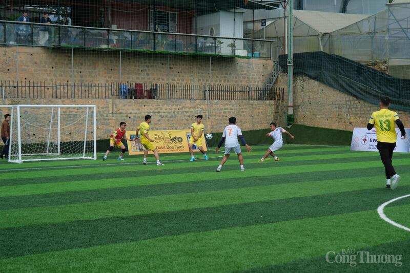 Đội bóng Petrolimex Lâm Đồng chiến thắng áp đảo với tỉ số 5-1 trong trận khai mạc. Ảnh: Lê Sơn