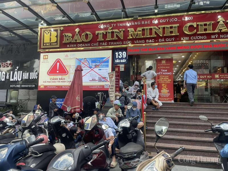 Cửa hàng thông báo "tạm hết hàng", người dân vẫn kiên nhẫn chờ đợi.