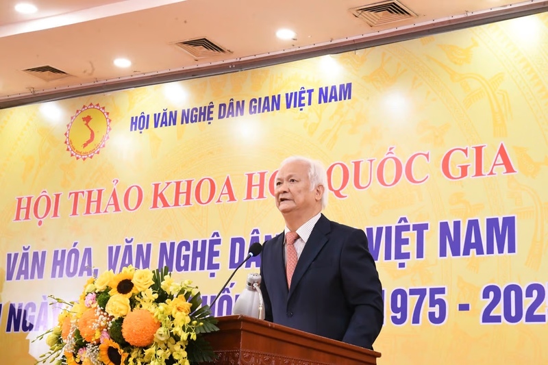 Chủ tịch Hội Văn nghệ dân gian Việt Nam - GS.TS Lê Hồng Lý - phát biểu tại hội thảo. Ảnh: Phạm Sỹ