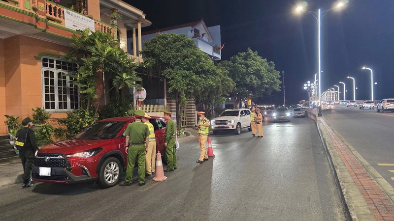 Lực lượng chức năng xử lý vi phạm nồng độ cồn ở địa bàn phường Đồng Hới, Ảnh: CSGT Quảng Trị.
