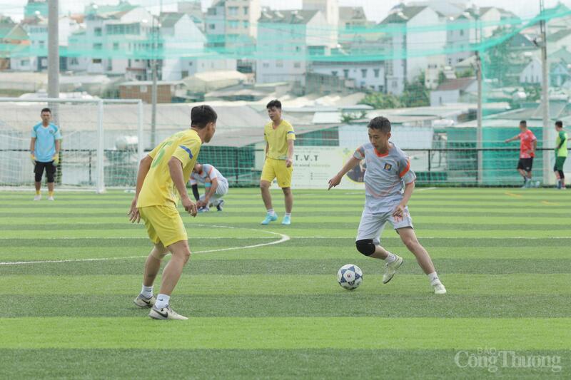 Pha xử lý đi bóng của cầu thủ Potrolimex Lâm Đồng. Ảnh: Lê Sơn