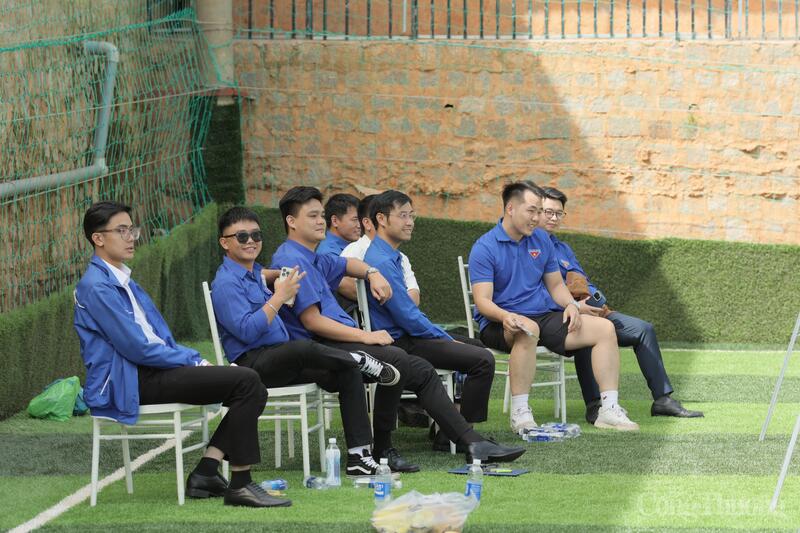 Đông đảo Đoàn viên thanh niên ngành Công Thương đến cổ vũ giải đấu. Ảnh: Lê Sơn