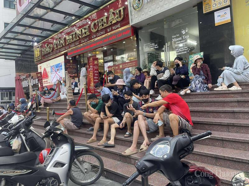 Người dân xếp hàng hai bên cửa hàng chờ mua được vàng.