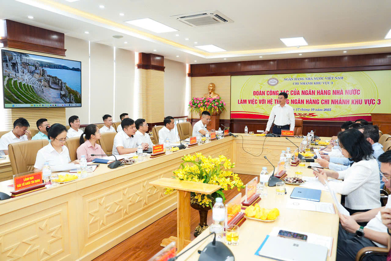 Đoàn công tác Ngân hàng Nhà nước làm việc với hệ thống ngân hàng Khu vực 3 tại tỉnh Sơn La. Ảnh: SBV.