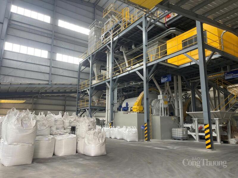 Titan được tinh chế được đóng vào túi tại nhà máy.