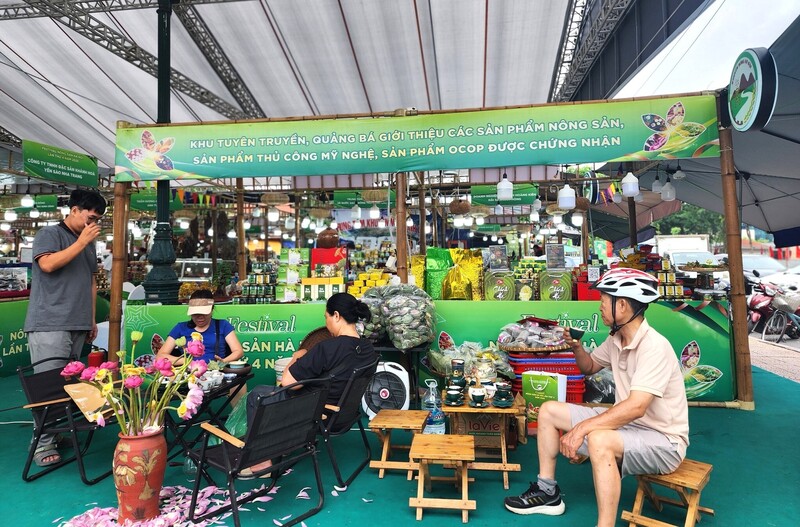 Thương hiệu chè sạch Chính Hà được quảng bá, giới thiệu ở rất nhiều các hội chợ, chương trình xúc tiến thương mại. Ảnh: CSCC