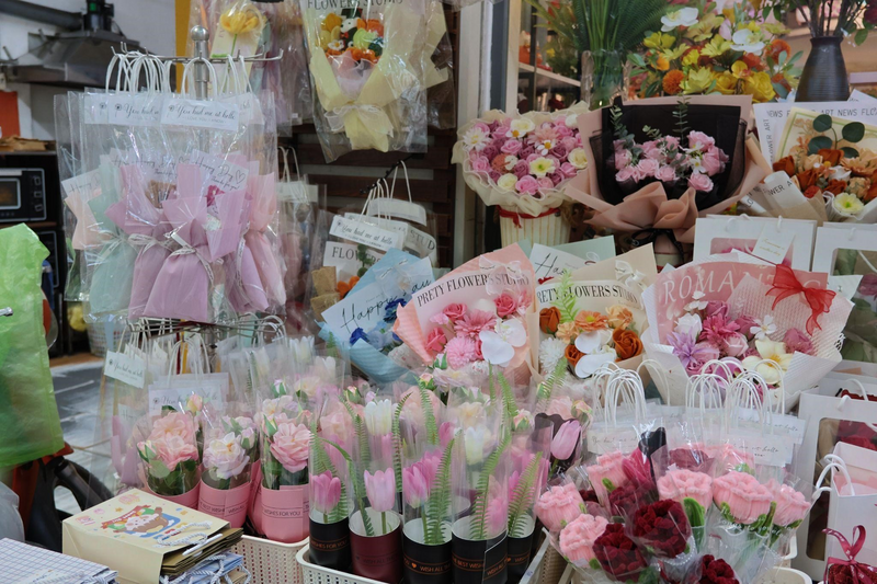 Hoa sáp, khô handmade được nhiều bạn trẻ lựa chọn làm quà tặng. Ảnh: Trần Hoàng