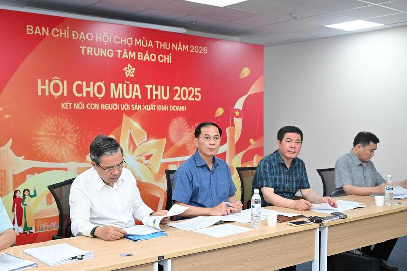 Phó Thủ tướng Chính phủ Bùi Thanh Sơn, Trưởng Ban chỉ đạo Hội chợ Mùa Thu 2025 và Bộ trưởng Bộ Công Thương Nguyễn Hồng Diên, Phó Trưởng Ban chỉ đạo Hội chợ Mùa Thu 2025 tham dự buổi làm việc