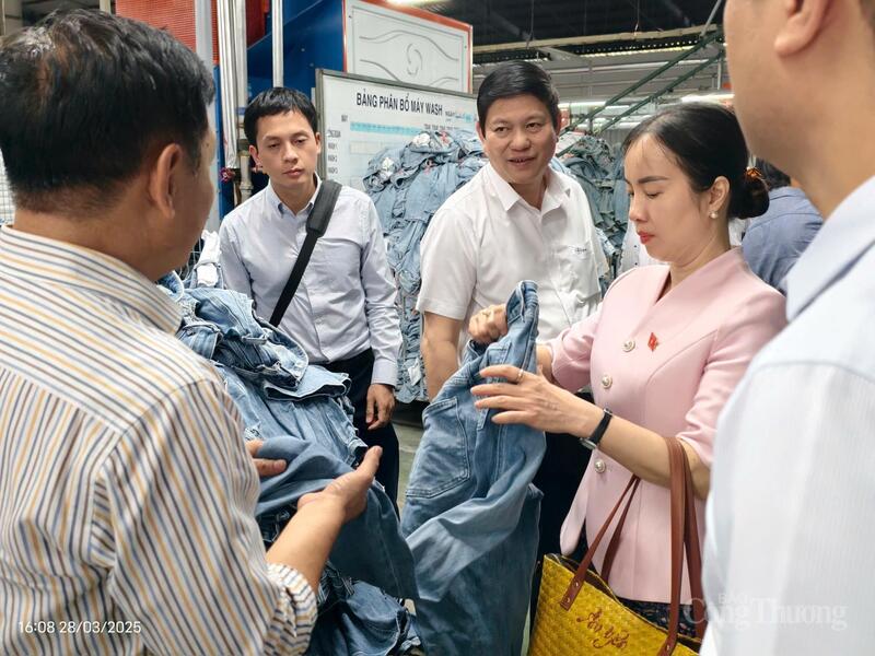 Các doanh nghiệp dệt may đang nỗ lực triển khai nhiều giải pháp nhằm tiết kiệm năng lượng, nguyên nhiên vật liệu đầu vào