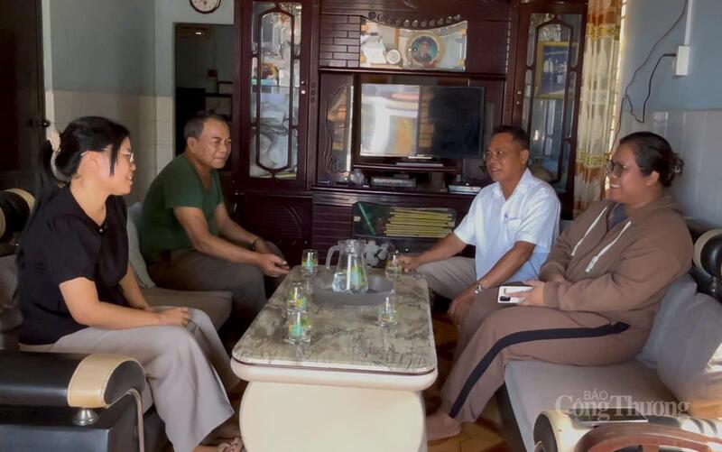 Bà H’ka Chia KBuôr (áo đen) trò chuyện với Trưởng buôn và Phó trưởng buôn Briêng B. Ảnh: Vũ Long