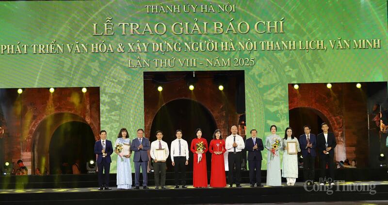 Ông Lại Xuân Môn, Phó trưởng Ban Thường trực Ban Tuyên giáo và Dân vận Trung ương và ông Nguyễn Văn Phong, Phó Bí thư Thường trực Thành ủy Hà Nội trao giải cho các tác giải đoạt Giải A. Ảnh: Hải Sơn