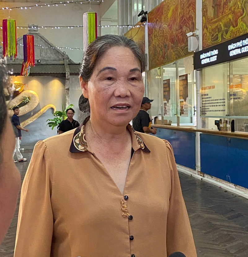 Bà Hà Thị Vinh, Chủ tịch Hiệp hội Thủ công mỹ nghệ và Làng nghề Hà Nội trao đổi với phóng viên Báo Công Thương. Ảnh: N.H