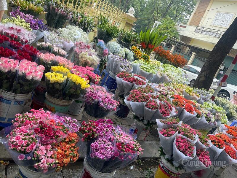 Trên con phố Nghĩa Tân có đầy đủ các loại hoa phục vụ ngày 20/10.
