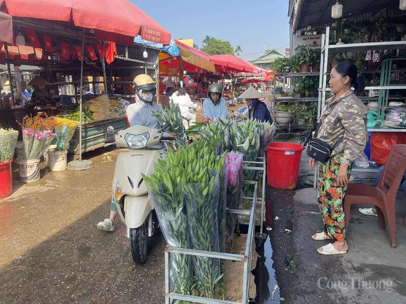 Các tiểu thương tất bật giới thiệu từng bó hoa tươi thắm cho khách.