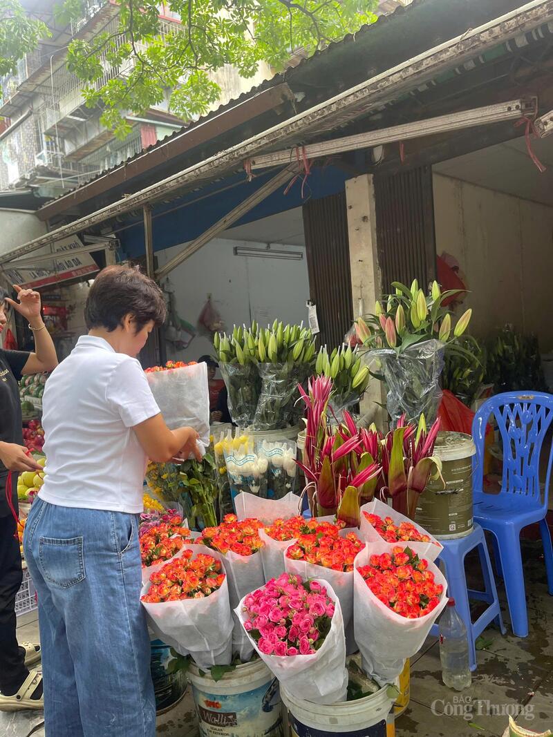 Nhiều khách hàng tranh thủ chọn hoa về tặng những người thân yêu.