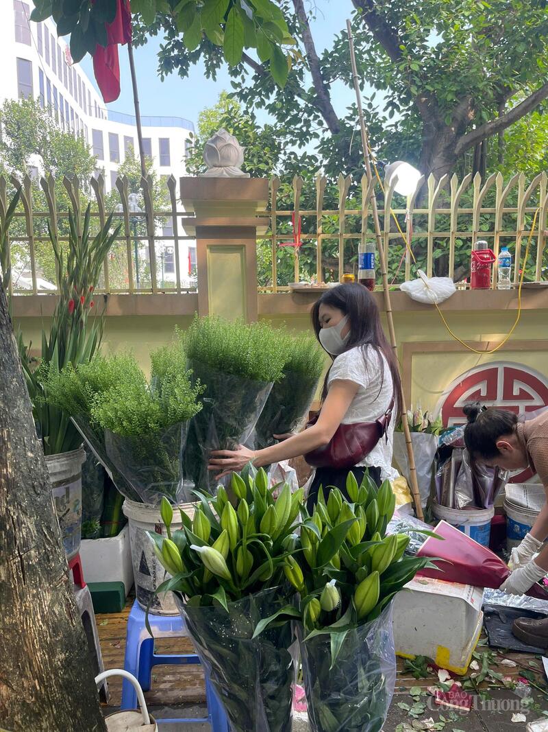 Người dân Hà Nội tất bật chọn hoa tươi trong những ngày cận kề 20/10. Các gánh hoa trên phố trở nên rộn ràng, ngập tràn sắc màu.