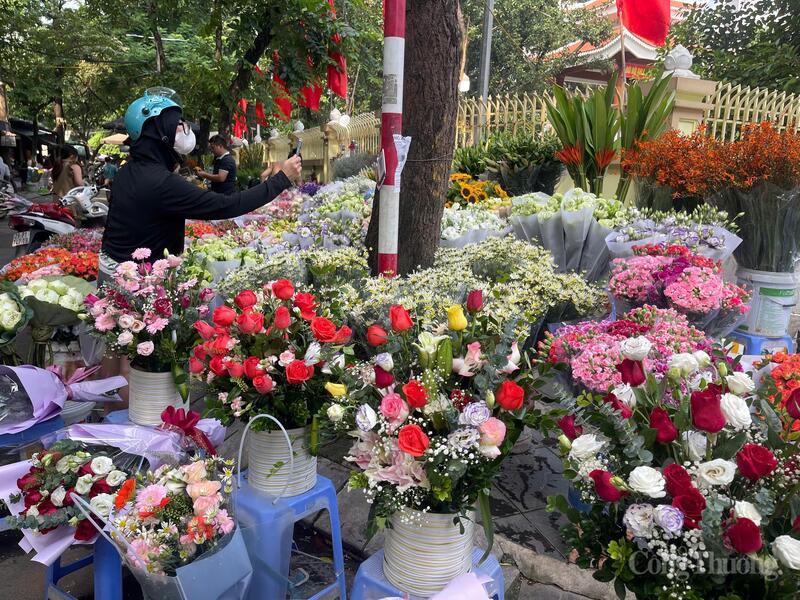 Bó hoa, lẵng hoa được cắm sẵn cho khách hàng lựa chọn có giá 200.000 - 250.000 đồng.