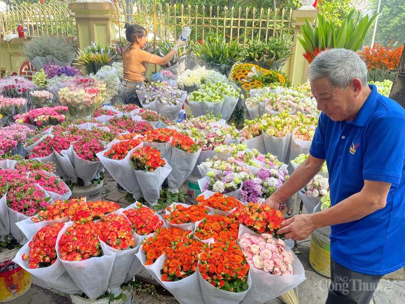 Người đàn ông chọn bó hoa đẹp nhất tặng người thân.