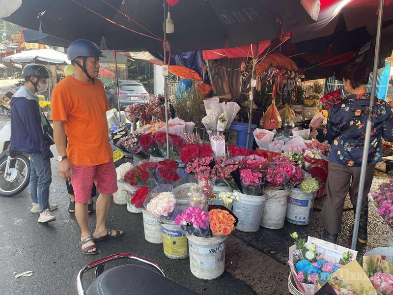 Chị Hương Lan - một chủ cửa hàng hoa tại chợ Quảng An vừa tất bật bán hàng cho biết, giá tăng một chút so với năm ngoái nhưng vẫn rất dễ bán.