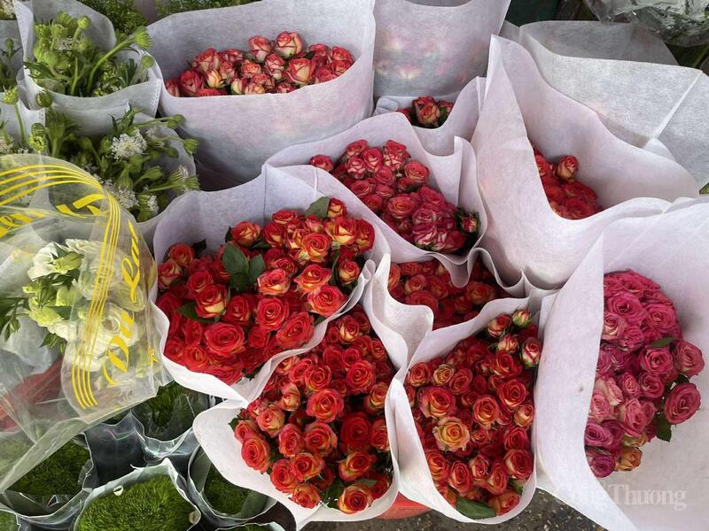 Những bó hoa hồng dịu dàng như mang theo cả mùa thu của Hà Nội.
