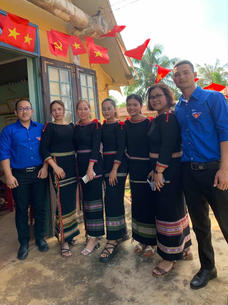 Chị H'li La ÊBan (thứ 2 từ phải qua trái) chụp ảnh lưu niệm với thanh niên ở buôn Briêng B. Ảnh: NVCC