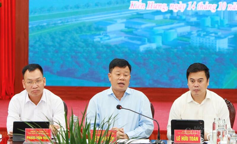 Lãnh đạo Ban Quản lý Khu kinh tế Hải Phòng cùng chính quyền địa phương tại hội nghị đánh giá tiến độ thực hiện, đề ra phương hướng nhiệm vụ trong thời gian tới