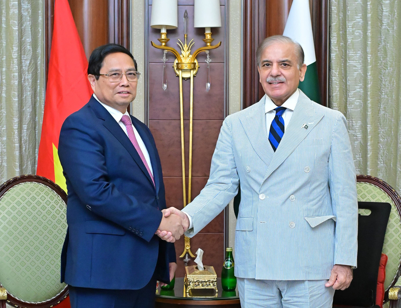 Sáng 30/10/2024, trong khuôn khổ chuyến thăm, làm việc và tham dự Hội nghị Sáng kiến đầu tư tương lai (FII) lần thứ 8 tại Saudi Arabia, Thủ tướng Phạm Minh Chính đã gặp Thủ tướng Pakistan Shehbaz Sharif. Hai Thủ tướng cho rằng, hai bên cần sớm đưa kim ngạch thương mại Việt Nam - Pakistan đạt mốc 1 tỷ USD.