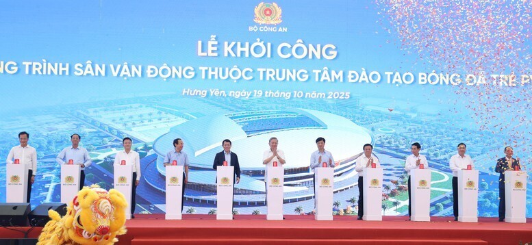 Tổng Bí thư Tô Lâm cùng các đại biểu bấm nút khởi công xây dựng Sân vận động PVF. Ảnh: Băng Tâm