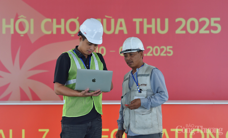 Các đơn vị thi công Hội chợ Mùa Thu 2025 đang làm việc với tinh thần "làm ngày làm đêm" với mục tiêu cao nhất là đảm bảo đúng tiến độ đặt ra.