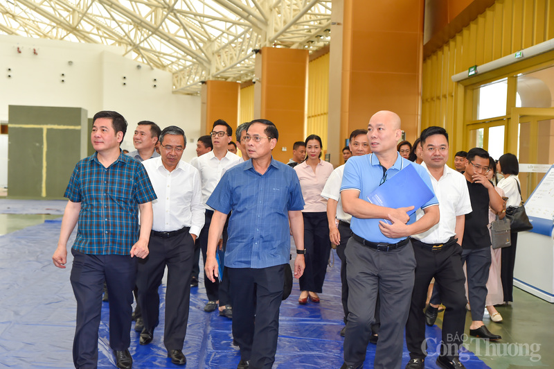 Phó Thủ tướng Chính phủ Bùi Thanh Sơn - Trưởng Ban Chỉ đạo Hội chợ Mùa Thu 2025 cùng Bộ trưởng Bộ Công Thương Nguyễn Hồng Diên - Phó Trưởng Ban Thường trực Ban Chỉ đạo đã trực tiếp thị sát, kiểm tra tiến độ triển khai và công tác thi công hội chợ.