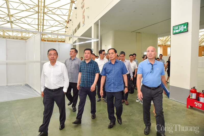 Trong buổi trực tiếp thị sát, kiểm tra tiến độ triển khai và công tác thi công hội chợ, Phó Thủ tướng Chính phủ đánh giá cao và hoan nghênh tinh thần làm việc khẩn trương, trách nhiệm cao nhất của các bộ, ngành, đơn vị được giao tổ chức hội chợ.