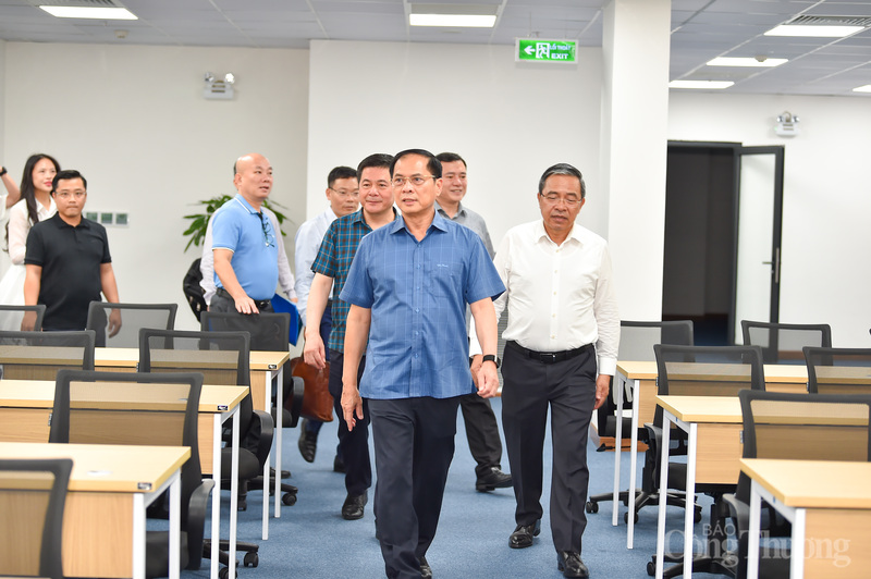 Sau khi kiểm tra công tác thi công tại hội chợ, Phó Thủ tướng Chính phủ Bùi Thanh Sơn, Bộ trưởng Nguyễn Hồng Diên đã họp với các cơ quan, đơn vị.