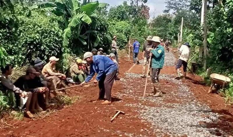 Người dân ở buôn Briêng B, xã Ea Knếc làm đường giao thông nông thôn mới. Ảnh: Vũ Long