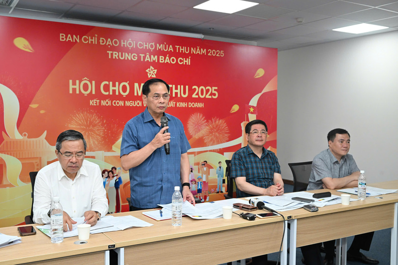Phó Thủ tướng Chính phủ Bùi Thanh Sơn, Trưởng Ban Chỉ đạo Hội chợ Mùa Thu 2025 phát biểu kết luận buổi làm việc.