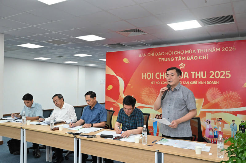 Thứ trưởng Bộ Công Thương Nguyễn Sinh Nhật Tân phát biểu tại buổi làm việc.
