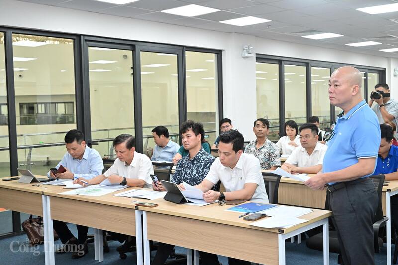 Ông Vũ Bá Phú, Cục trưởng Cục Xúc tiến thương mại (Bộ Công Thương) báo cáo tại buổi làm việc