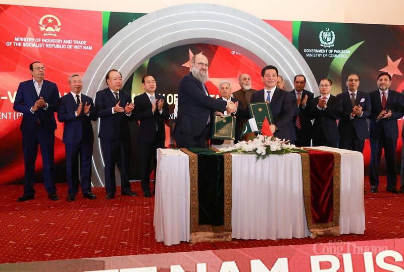 Tại Diễn đàn doanh nghiệp Việt Nam - Pakistan, Bộ trưởng Nguyễn Hồng Diên và Ngài Jam Kamal Khan, Bộ trưởng Bộ Thương mại Pakistan đã ký Tuyên bố chung khởi động đàm phán Thỏa thuận Thương mại Ưu đãi (PTA) Việt Nam - Pakistan. Thỏa thuận được kỳ vọng sẽ giúp tận dụng thế mạnh bổ trợ giữa hai nền kinh tế năng động, thúc đẩy kim ngạch thương mại song phương, hiện chưa đầy 1 tỷ USD/năm, tăng gấp 5-10 lần trong vài năm tới.