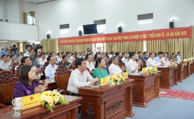 Đại biểu tham dự tại buổi tiếp xúc.