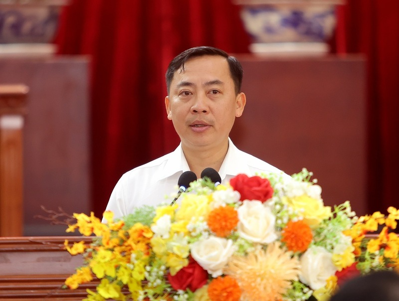 Ông Đào Chí Nghĩa, Thành ủy viên, Phó Trưởng Đoàn đại biểu Quốc hội TP. Cần Thơ báo cáo tại buổi tiếp xúc.