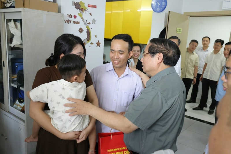Thủ tướng Phạm Minh Chính đến thăm các hộ gia đình tại khu nhà ở xã hội Nam Long.