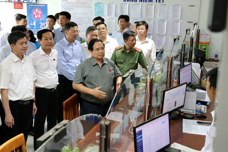 Thủ tướng Phạm Minh Chính đến thăm Trung tâm Hành chính công tại phường Hưng Phú.