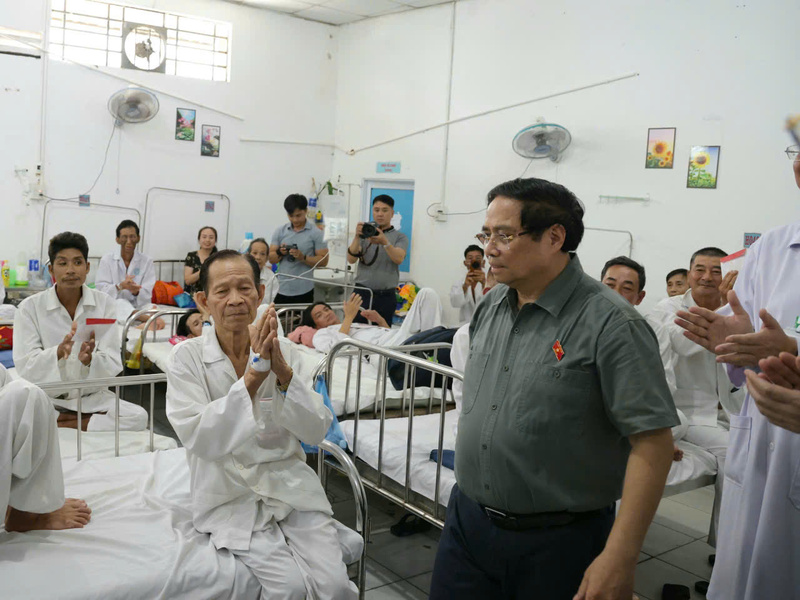 Thủ tướng Phạm Minh Chính thăm hỏi và động viên bệnh nhân đang điều trị tại Bệnh viện Ung bướu Cần Thơ cơ sở cũ.